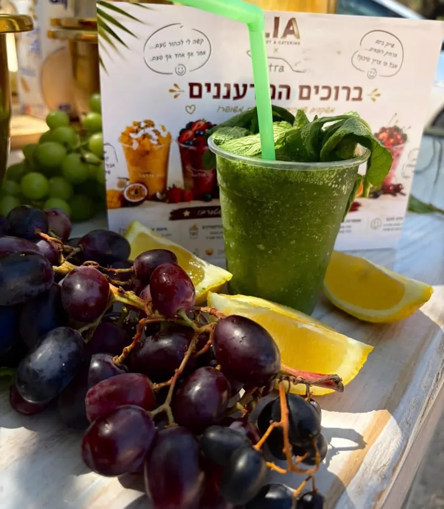שייק ירוק טרי של LIA עם פירות